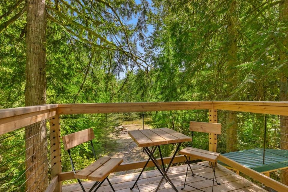Recently remodeled riverfront home with fireplace firepit & W&D - dog-friendly House in Mount Hood Village