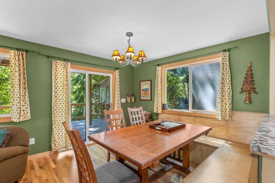 Recently remodeled riverfront home with fireplace firepit & W&D - dog-friendly House in Mount Hood Village