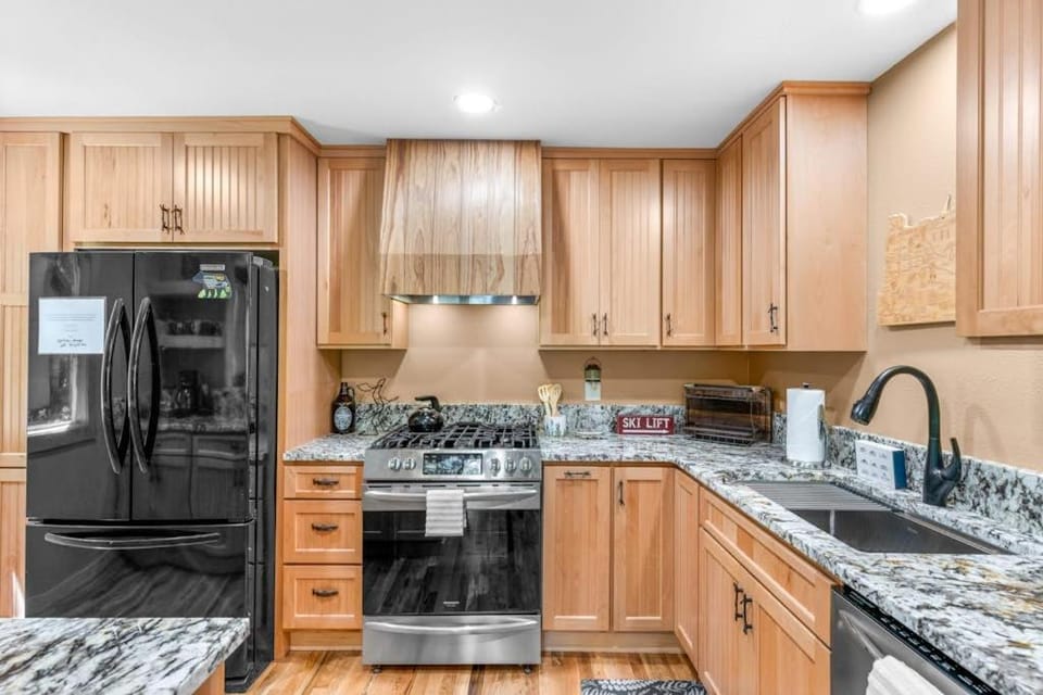 Recently remodeled riverfront home with fireplace firepit & W&D - dog-friendly House in Mount Hood Village