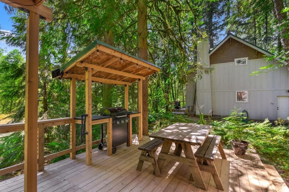 Recently remodeled riverfront home with fireplace firepit & W&D - dog-friendly House in Mount Hood Village
