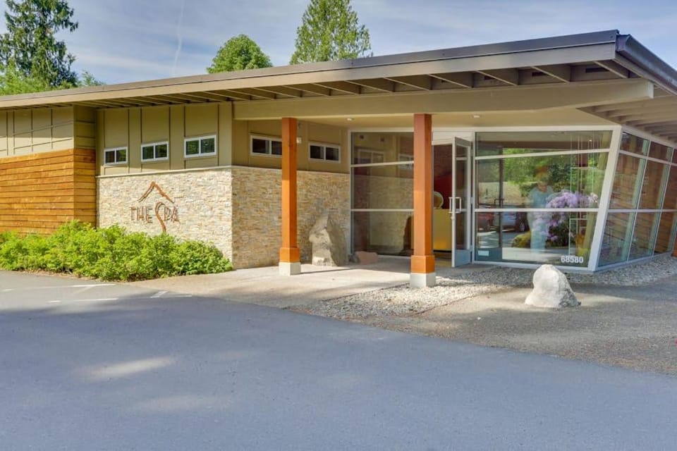 Charming Mountain Condo with Golf Course Views & Nearby Ski Access House in Welches