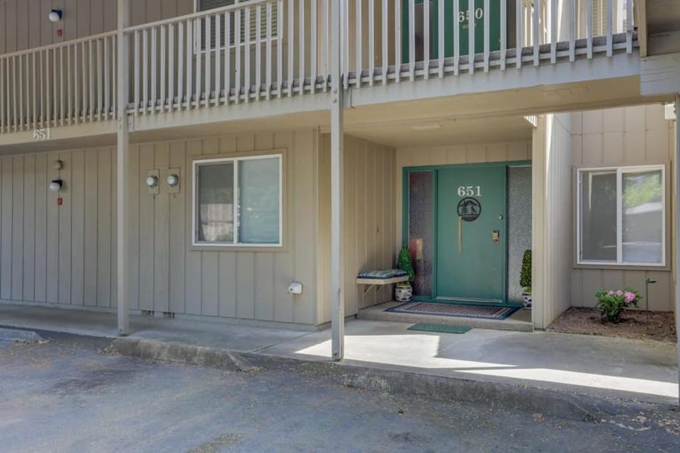 Charming Mountain Condo with Golf Course Views & Nearby Ski Access House in Welches