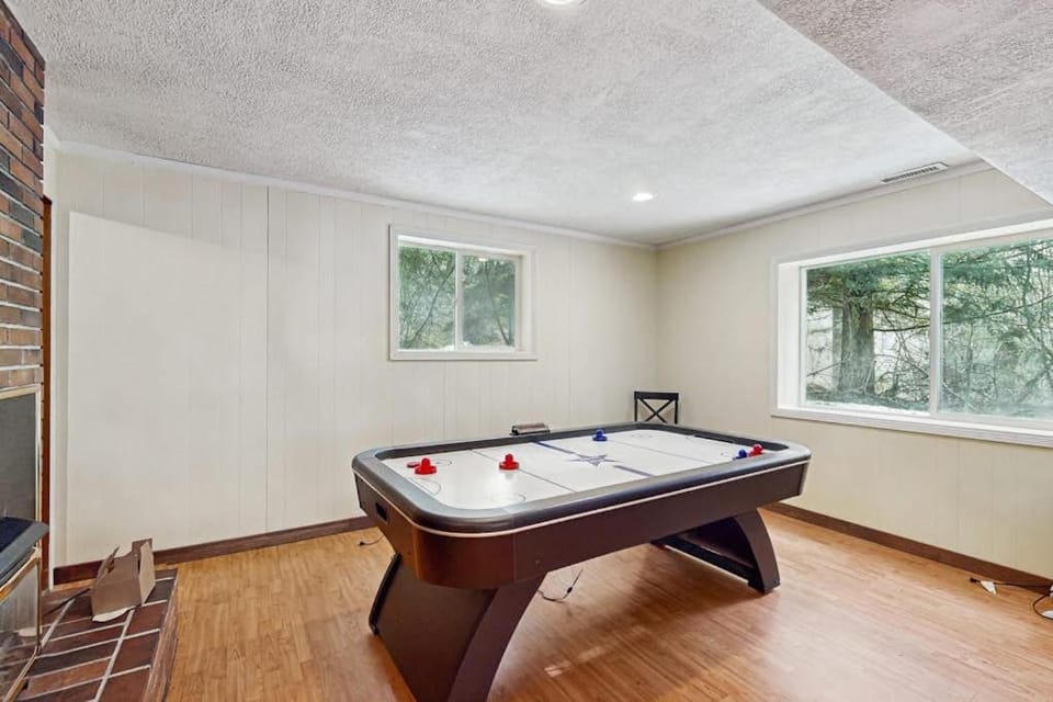 Creekside cabin with water view deck jetted tub & game room - near Mt Hood Cabin in Mount Hood Village