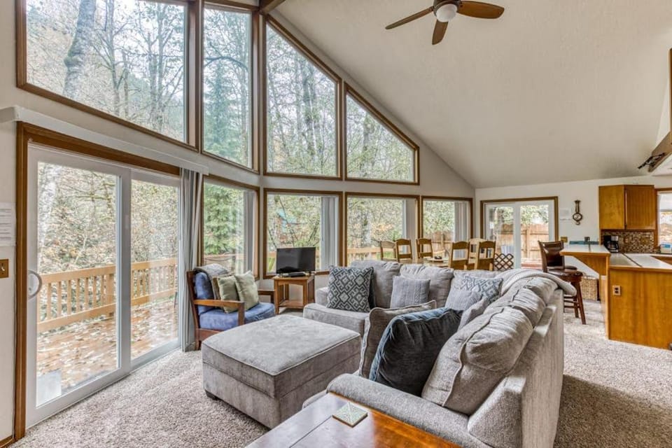 Expansive Wooded Home with a Brook Firepit Private Hot Tub and Shared Pool Chalet in Mount Hood Village