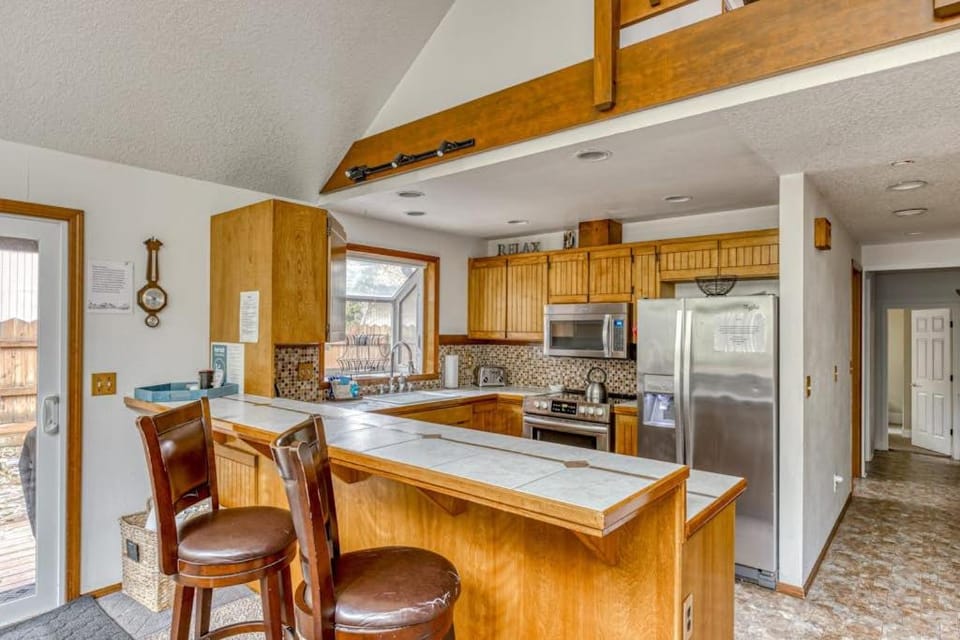 Expansive Wooded Home with a Brook Firepit Private Hot Tub and Shared Pool Chalet in Mount Hood Village