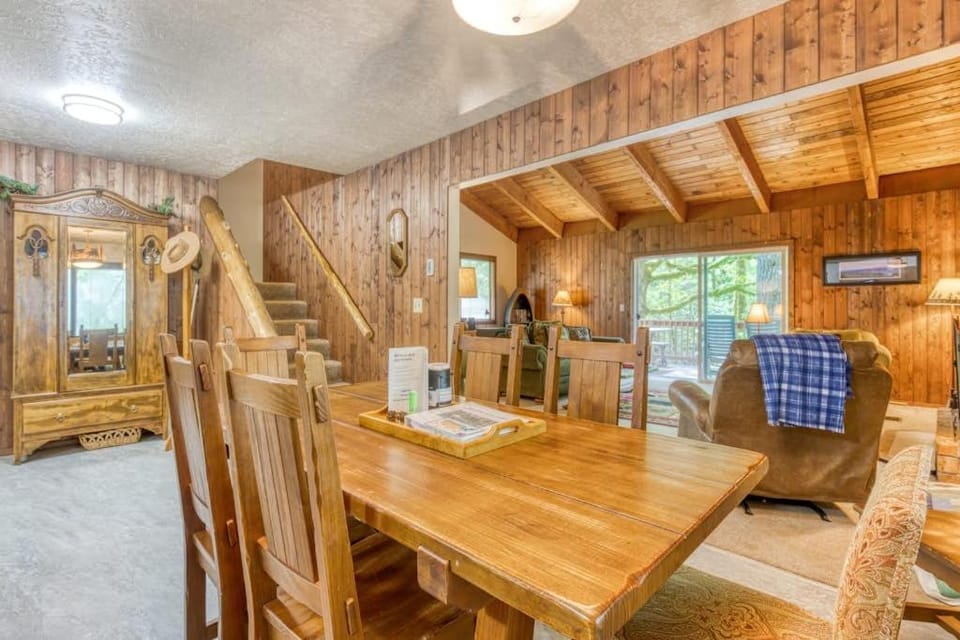 Serene Cottage on the River with Firepit Deck and Bunk Room House in Clackamas County