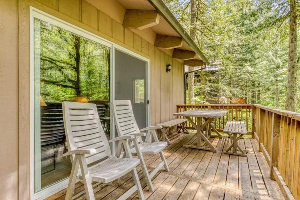 Serene Cottage on the River with Firepit Deck and Bunk Room House in Clackamas County