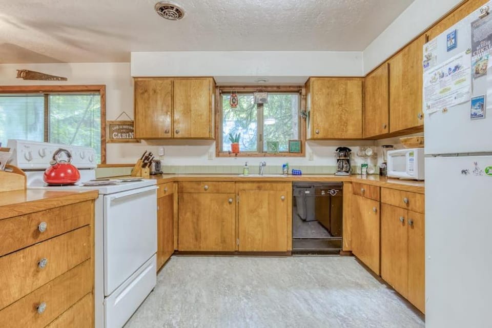 Serene Cottage on the River with Firepit Deck and Bunk Room House in Clackamas County