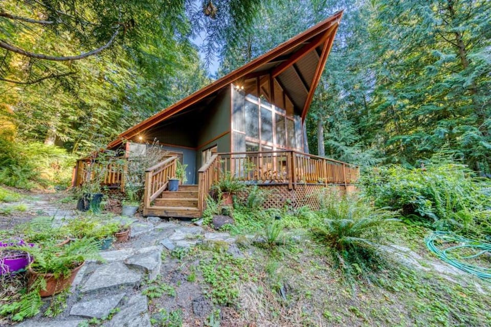 Creekside home with hot tub deck & great woodland views House in Mount Hood Village