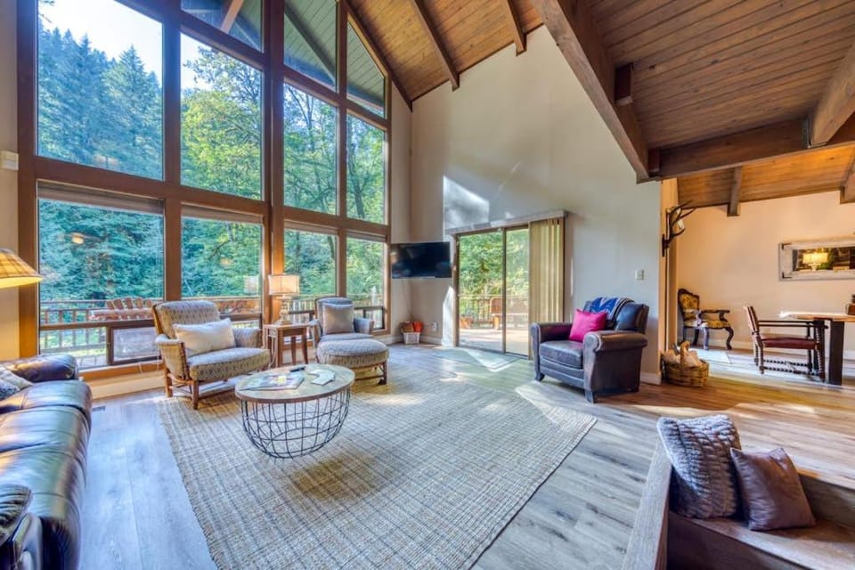 Creekside home with hot tub deck & great woodland views House in Mount Hood Village