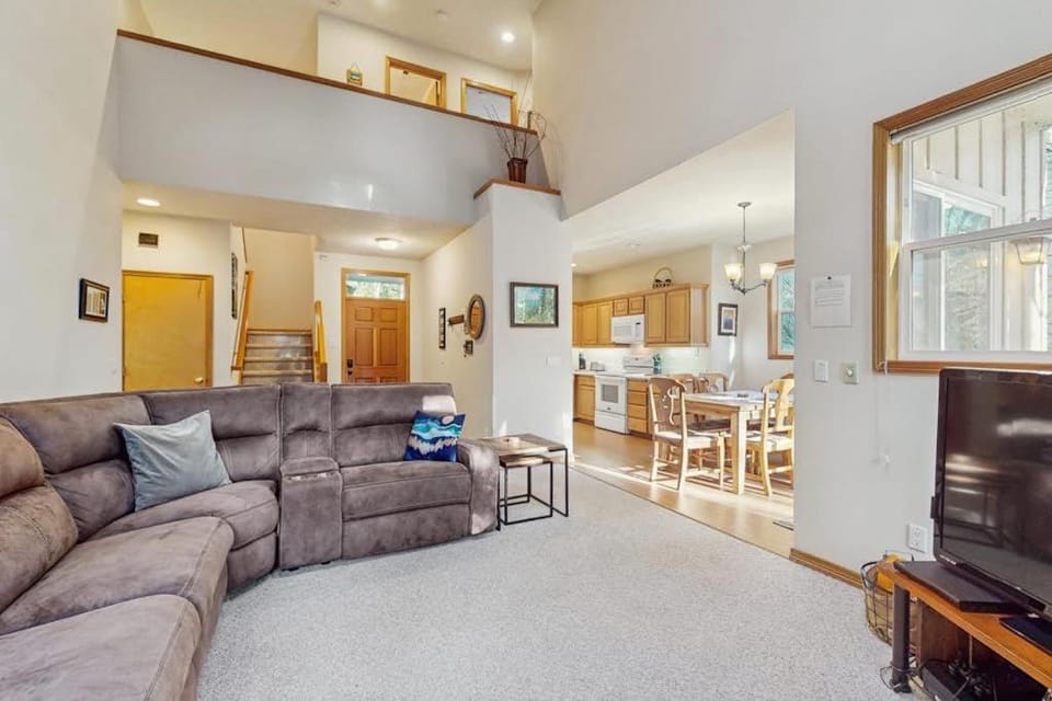 Mountain condo with pool tabl & private hot tub - great for golfers skiers & hikers House in Welches