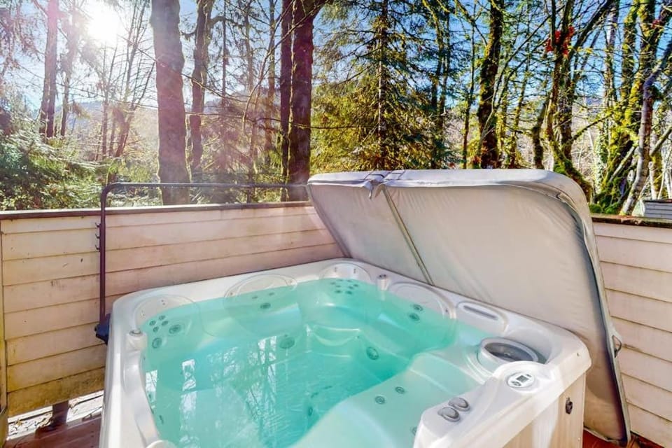 Mountain condo with pool tabl & private hot tub - great for golfers skiers & hikers House in Welches