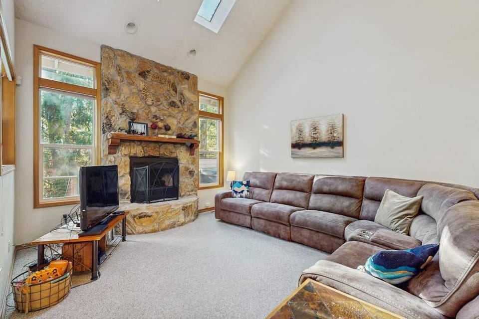 Mountain condo with pool tabl & private hot tub - great for golfers skiers & hikers House in Welches