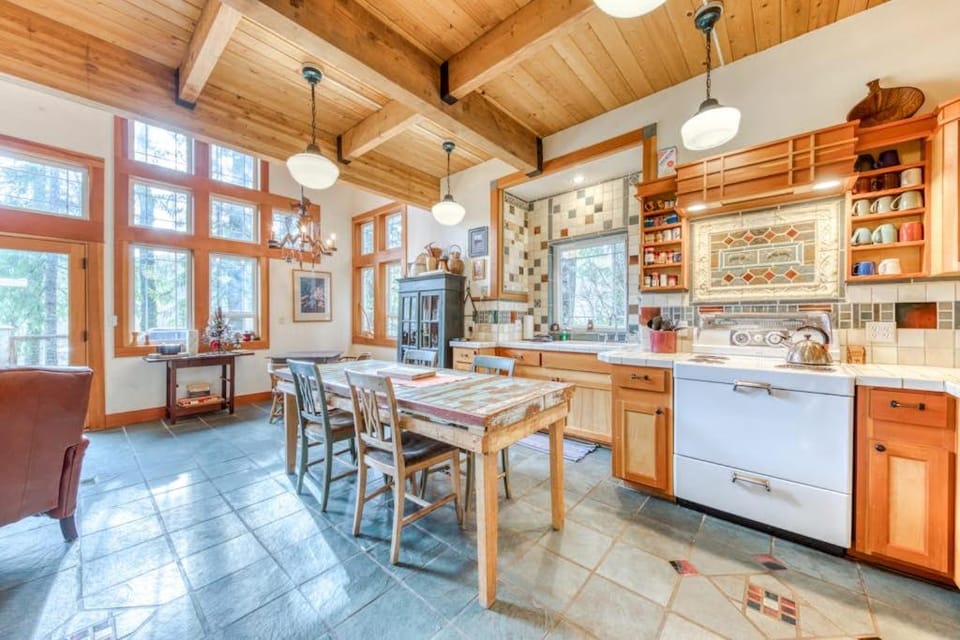 Riverfront home close to skiing & fishing with beach access & huge VHS library House in Mount Hood Village
