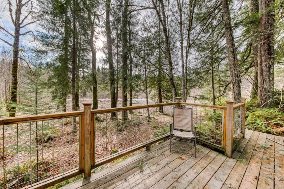Riverfront home close to skiing & fishing with beach access & huge VHS library House in Mount Hood Village