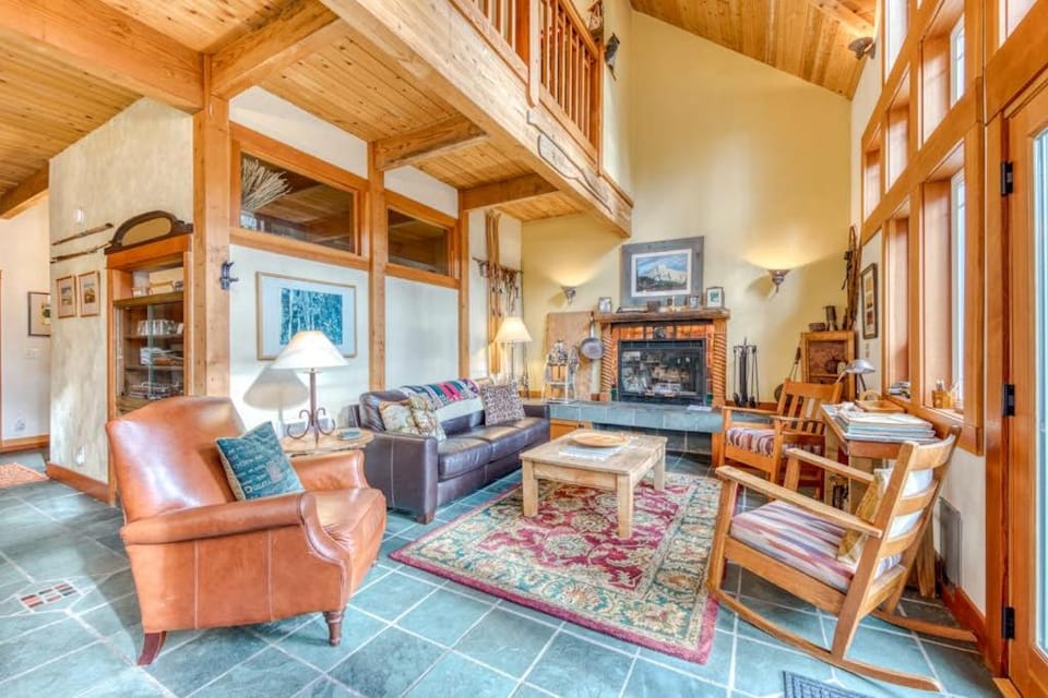 Riverfront home close to skiing & fishing with beach access & huge VHS library House in Mount Hood Village