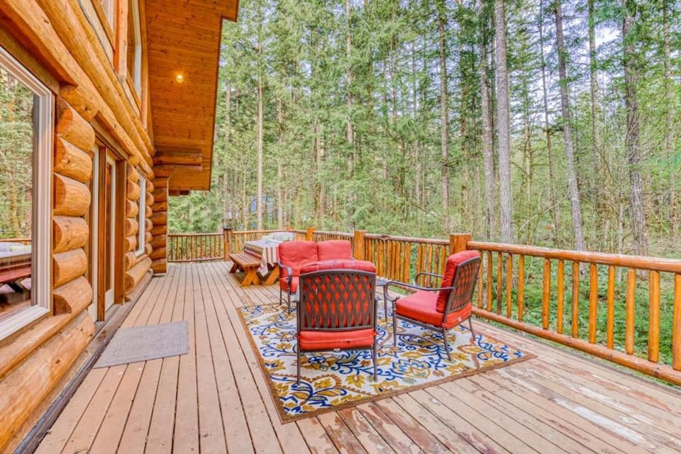 Woodland home near golf & ski slopes with wraparound deck - dog-friendly House in Welches