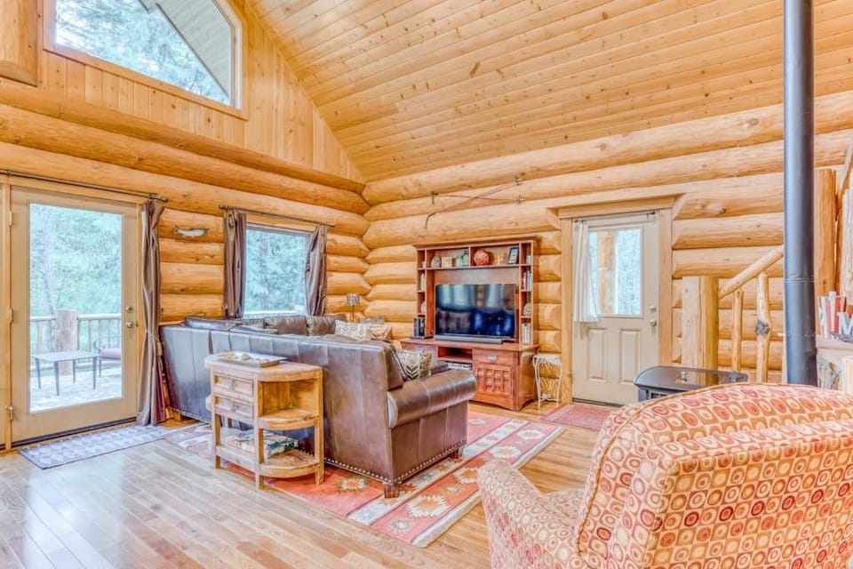 Woodland home near golf & ski slopes with wraparound deck - dog-friendly House in Welches