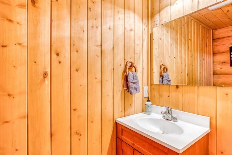 Woodland home near golf & ski slopes with wraparound deck - dog-friendly House in Welches
