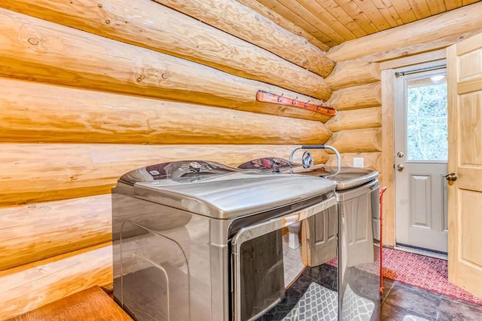 Woodland home near golf & ski slopes with wraparound deck - dog-friendly House in Welches