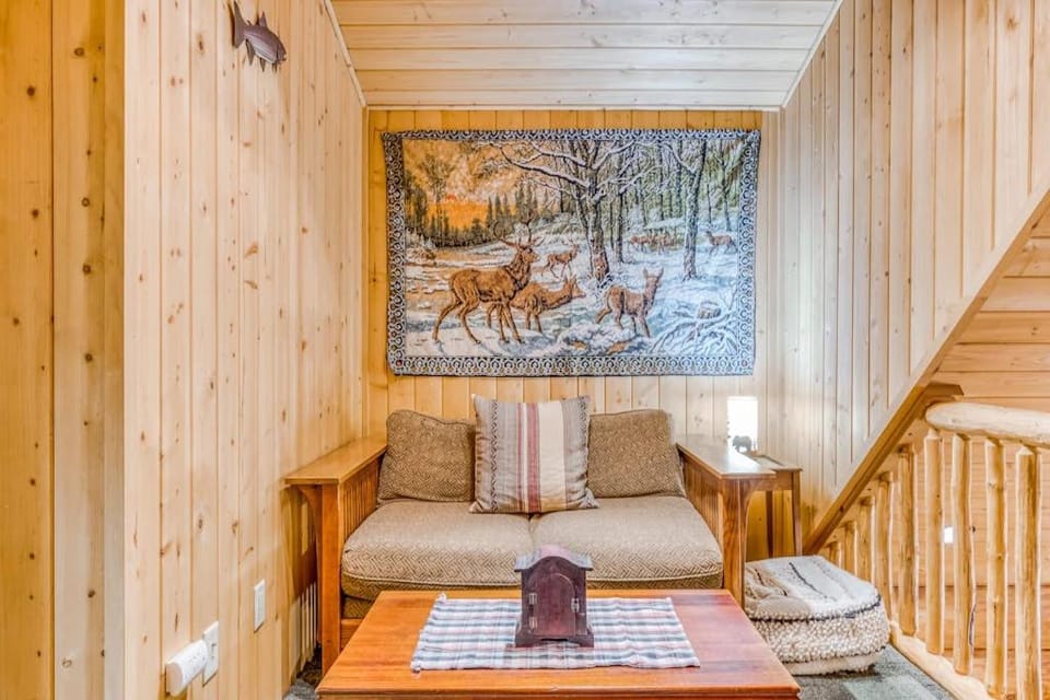 Woodland home near golf & ski slopes with wraparound deck - dog-friendly House in Welches