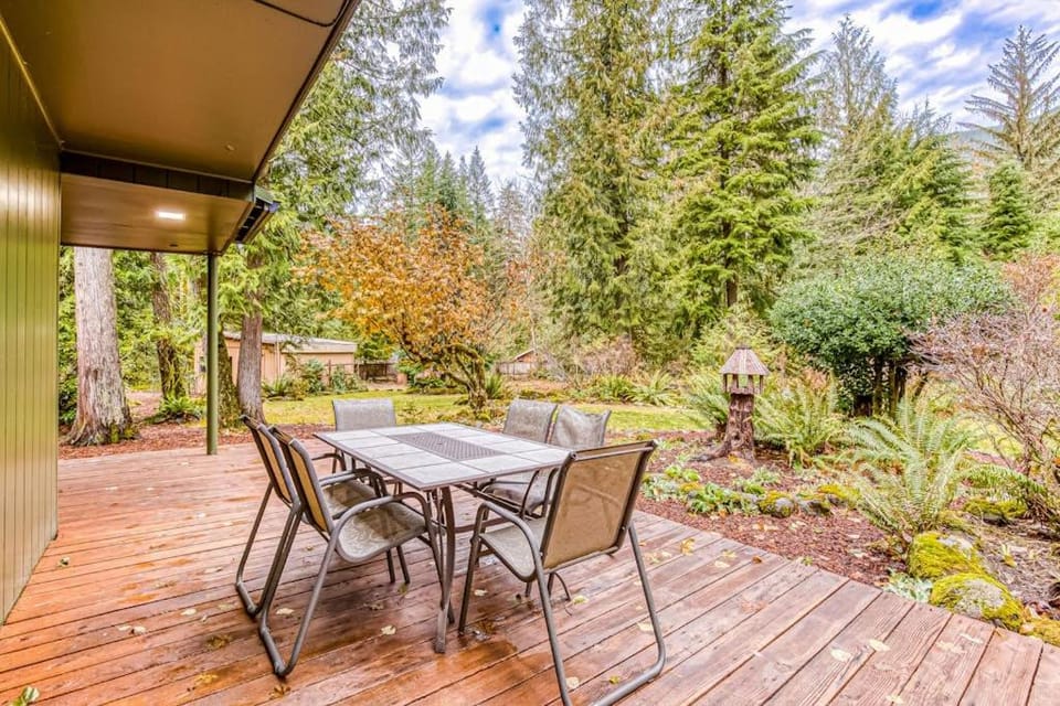 Remodeled home with large yard & kitchen in lovely forest setting - dog-friendly House in Clackamas County