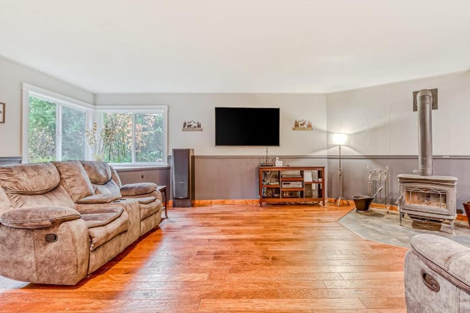 Remodeled home with large yard & kitchen in lovely forest setting - dog-friendly House in Clackamas County