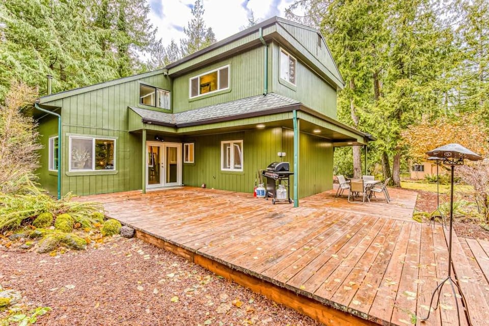 Remodeled home with large yard & kitchen in lovely forest setting - dog-friendly House in Clackamas County