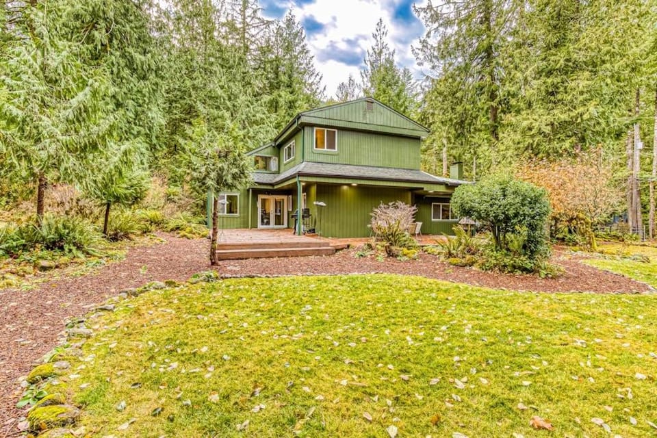 Remodeled home with large yard & kitchen in lovely forest setting - dog-friendly House in Clackamas County