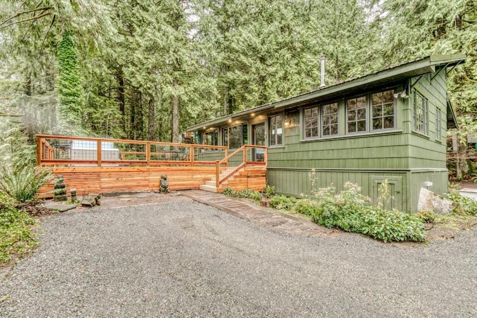 Classic forest cabin on Still Creek with private hot tub & wood fireplace Cabin in Clackamas County