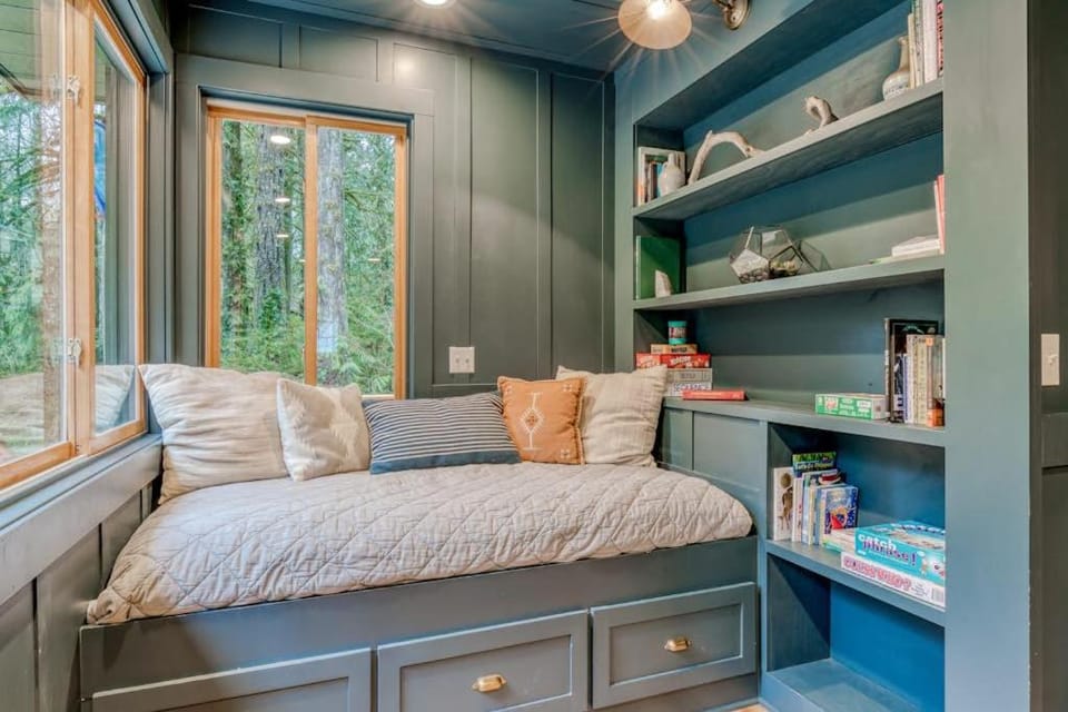 Classic forest cabin on Still Creek with private hot tub & wood fireplace Cabin in Clackamas County