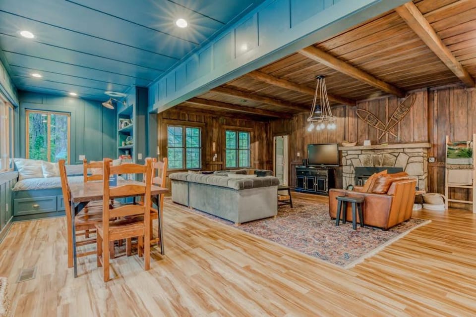 Classic forest cabin on Still Creek with private hot tub & wood fireplace Cabin in Clackamas County