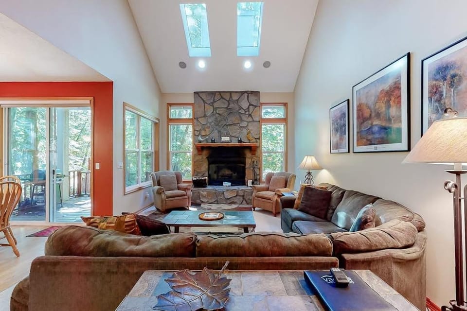 Golf-course-front home with hot tub & pool - easy ski & golf access House in Welches