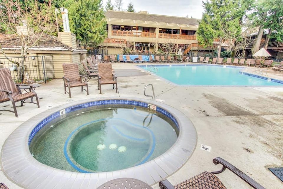 Golf-course-front home with hot tub & pool - easy ski & golf access House in Welches