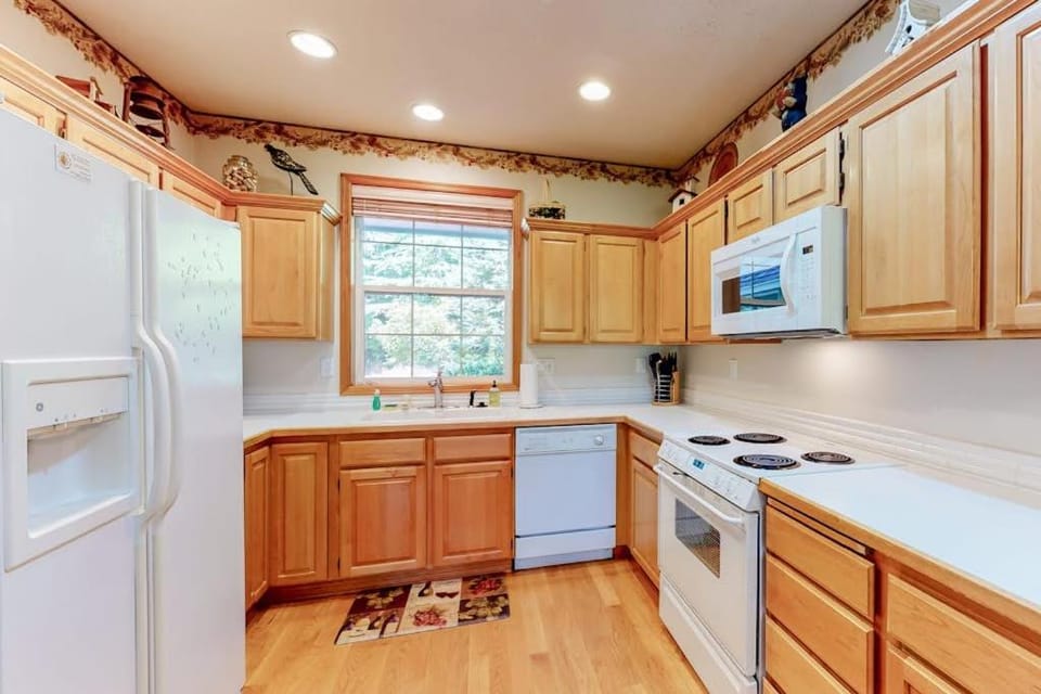Golf-course-front home with hot tub & pool - easy ski & golf access House in Welches