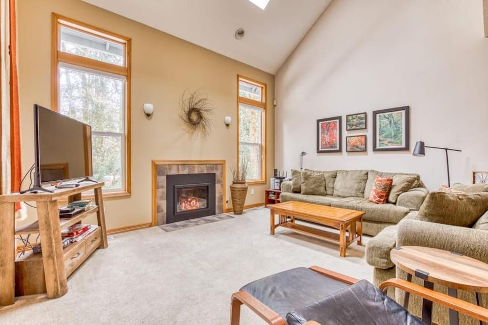 Mountain lodge with hot tub & pool - close to golf & skiing House in Welches