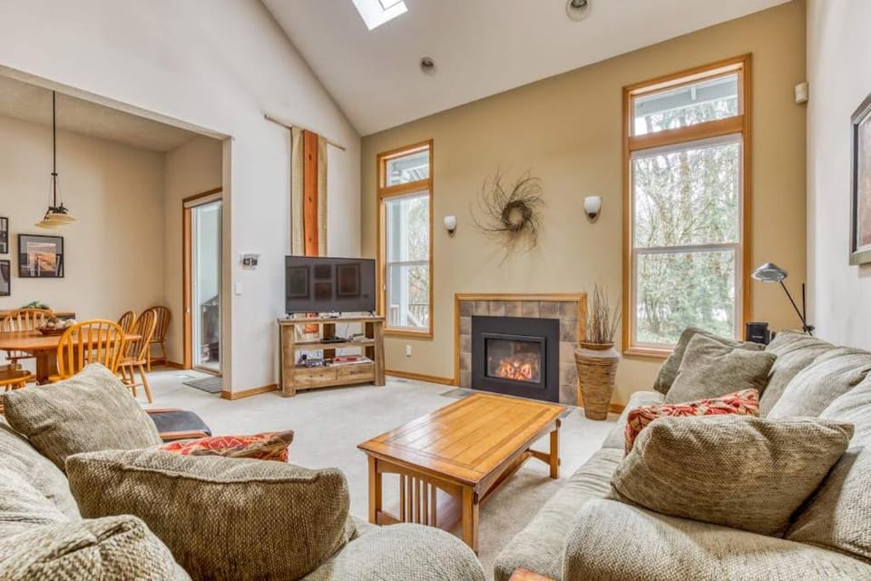 Mountain lodge with hot tub & pool - close to golf & skiing House in Welches