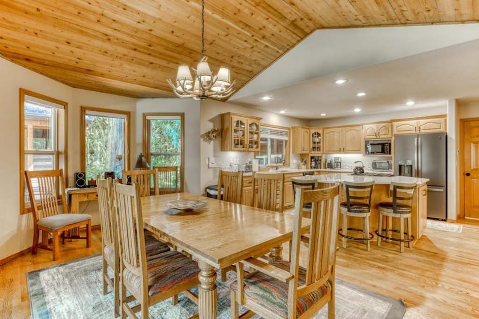 Classic riverfront home with great views game room hot tub & modern cabin feel Cabin in Welches