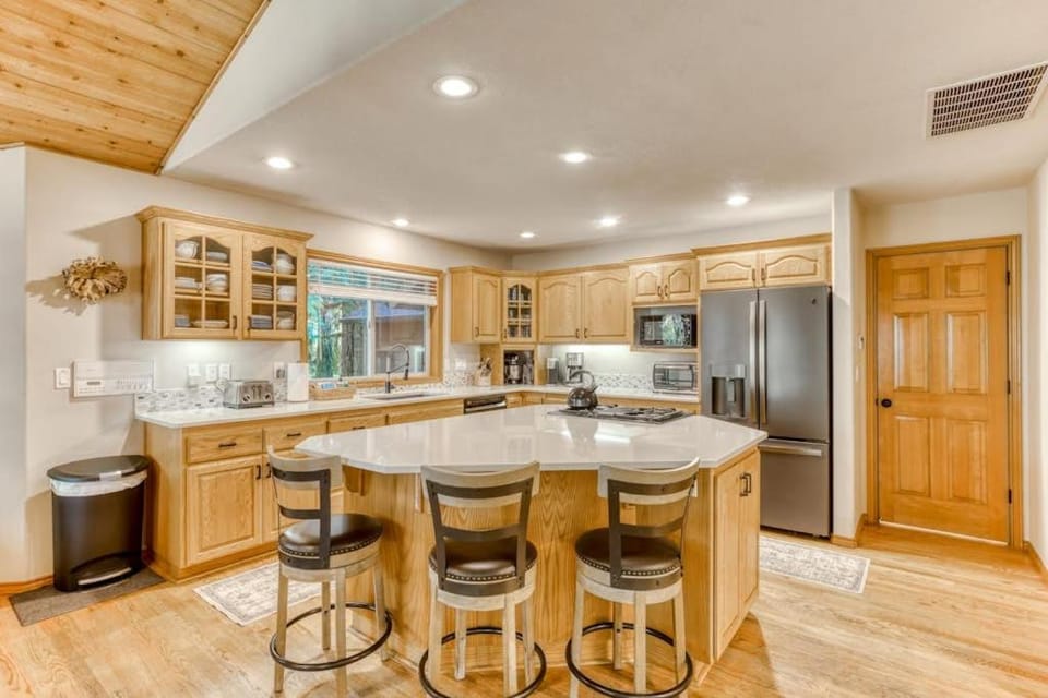 Classic riverfront home with great views game room hot tub & modern cabin feel Cabin in Welches