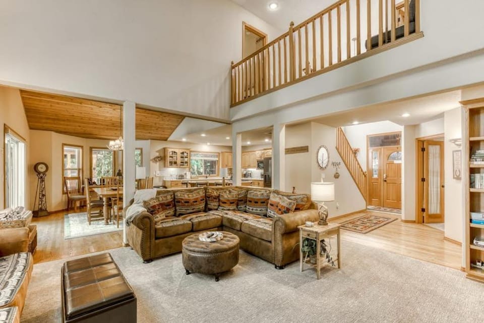 Classic riverfront home with great views game room hot tub & modern cabin feel Cabin in Welches