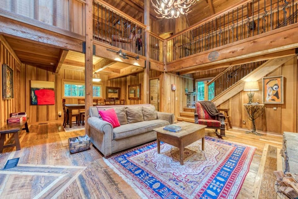 Mt Hood lodge in Forest Setting with Firepit & NEW Private Hot Tub House in Mount Hood Village