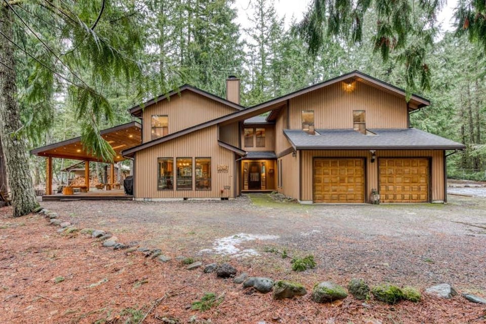 Modern spacious getaway with private hot tub wood fireplace WiFi & game room House in Clackamas County