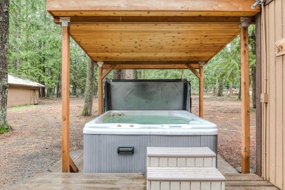 Modern spacious getaway with private hot tub wood fireplace WiFi & game room House in Clackamas County