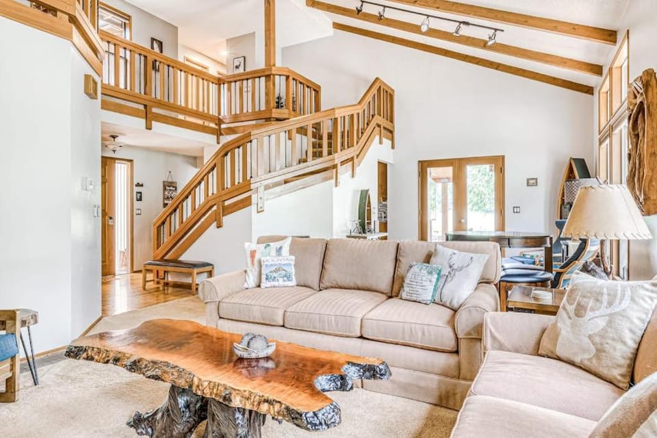 Modern spacious getaway with private hot tub wood fireplace WiFi & game room House in Clackamas County