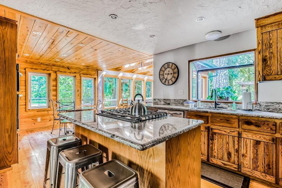 Dog-friendly creekside home with entertainment barn private hot tub & firepit House in Mount Hood Village