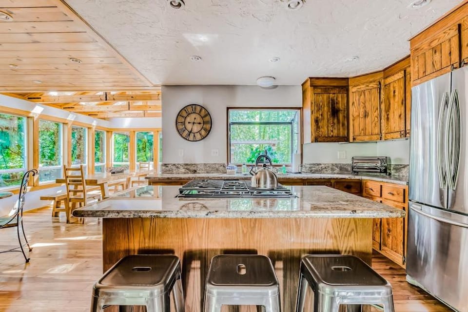 Dog-friendly creekside home with entertainment barn private hot tub & firepit House in Mount Hood Village