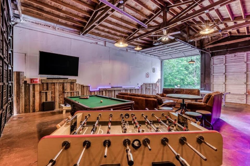 Dog-friendly creekside home with entertainment barn private hot tub & firepit House in Mount Hood Village