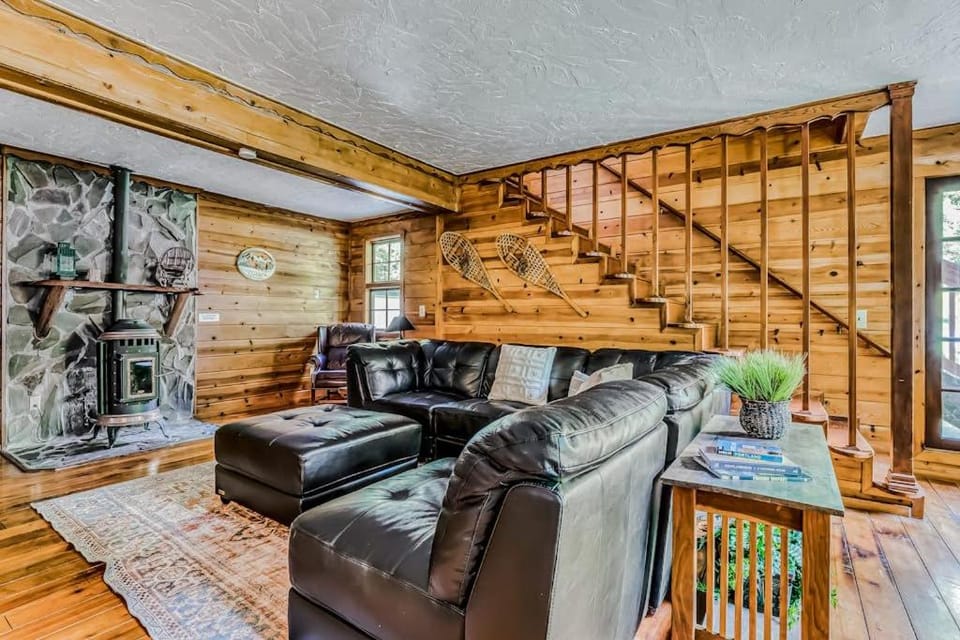 Dog-friendly creekside home with entertainment barn private hot tub & firepit House in Mount Hood Village