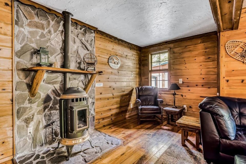 Dog-friendly creekside home with entertainment barn private hot tub & firepit House in Mount Hood Village
