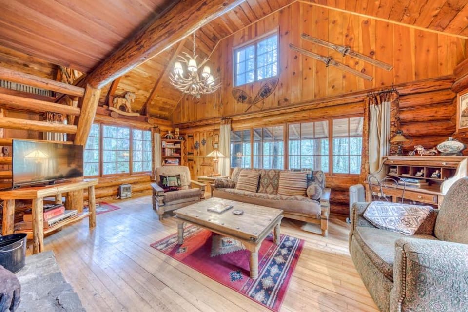 Historic riverfront Steiner cabin in forest with firepit deck & patio lounging Cabin in Mount Hood Village